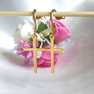 Detalhes do produto Brinco Argola com Pingente de Cruz Folheado a Ouro