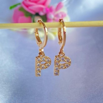 Detalhes do produto Brinco Argola Letra P Cravejado com Zircônia Folheado a Ouro