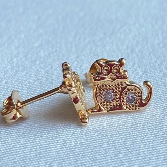 Detalhes do produto Brinco gatinho cravejado com zircônias, folheado a ouro