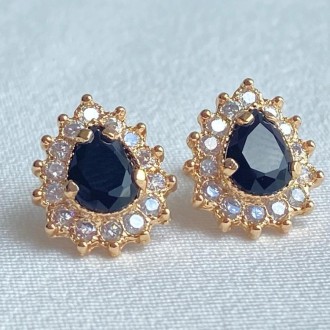 Detalhes do produto Brinco gota cravejado com pedra preta, folheado a ouro