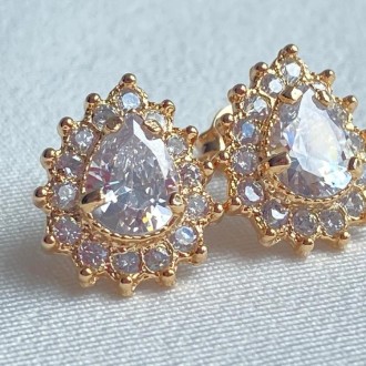 Detalhes do produto Brinco Gota cravejado com zircônia, folheado a ouro