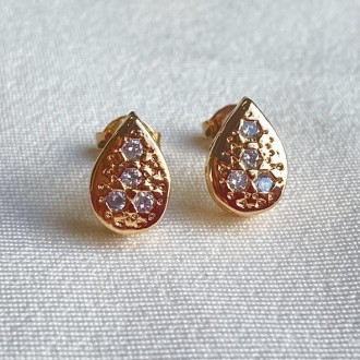 Detalhes do produto Brinco Gota cravejado com zircônia, folheado a ouro