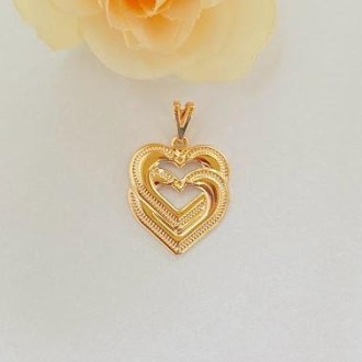 Detalhes do produto Pingente Coração Duplo Borda Diamantada Folheado a Ouro
