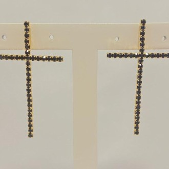 Detalhes do produto Brinco Cruz Cravejada Cristal Preto, Folheado a Ouro