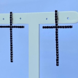 Detalhes do produto Brinco Cruz Cravejada Cristal Preto, Folheado a Rhodium Negro