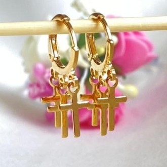 Detalhes do produto Brinco Argola com Três Cruzes Folheado a Ouro 18K