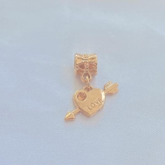 Detalhes do produto Berloque Coração Flechado, Folheado a Ouro 18K