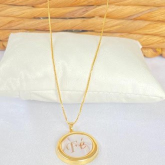 Detalhes do produto Gargantilha Madre Pérola FÉ, Folheado a Ouro 18K