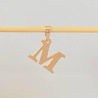 Detalhes do produto Pingente Letras M Tamanho Aprox. 1cm, Folheado a Ouro 18K