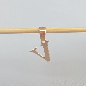 Detalhes do produto Pingente Letras V Tamanho Aprox. 1cm, Folheado a Ouro 18K