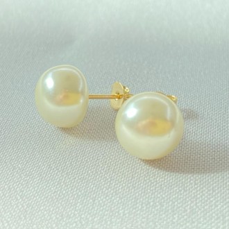 Detalhes do produto Brinco Pérola Achatada 10mm, Folheado a Ouro 18K