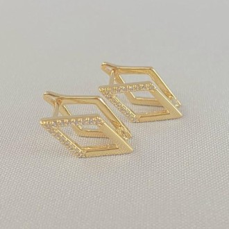 Detalhes do produto Brinco Argola Click Triângulo Cravejada com Zircônia, Folheado a Ouro 18K