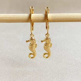 Detalhes do produto Brinco Argola Infantil Cavalo Marinho, Folheado a Ouro 18K