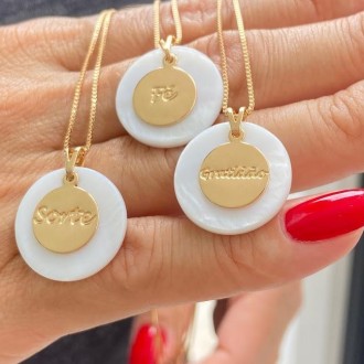 Detalhes do produto Gargantilha Medalha Fé e Madre Pérola Folheada a Ouro