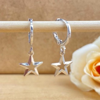 Detalhes do produto Brinco Argola Estrela Vazada, Folheado a Rhodium Branco