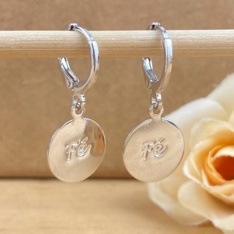 Detalhes do produto Brinco Argola Medalha FÉ, Folheado a Rhodium Branco