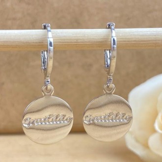 Detalhes do produto Brinco Argola Medalha Gratidão, Folheado a Rhodium Branco