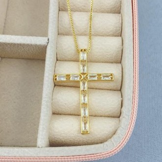 Detalhes do produto Gargantilha Cruz Cravejado com Zircônia, Folheado a Ouro 18K