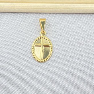 Detalhes do produto Pingente folheado a ouro 18k, oval borda torcida com cruz