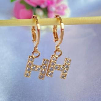 Detalhes do produto Brinco Argola Letra H Cravejado com Zircônia Folheado a Ouro