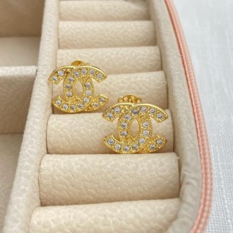 Detalhes do produto Brinco Chanel cravejado com zircônias, banhado a ouro 18k
