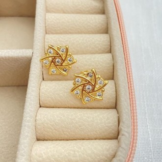 Detalhes do produto Brinco cravejado com zircônias, banhado a ouro 18k