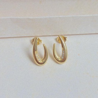 Detalhes do produto Brinco em U cravejado com zircônias banhado a ouro 18k