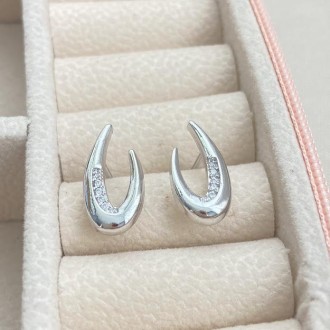 Detalhes do produto Brinco em U cravejado com zircônias banhado a rhodium branco