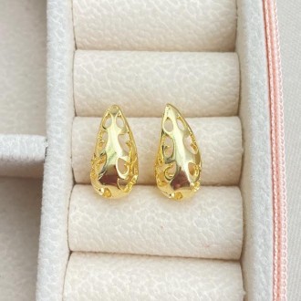 Detalhes do produto Brinco gota com detalhes vazado banhado a ouro 18k