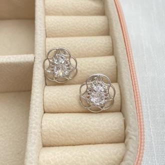 Detalhes do produto Brinco gotas de zircônias banhado a rhodium branco
