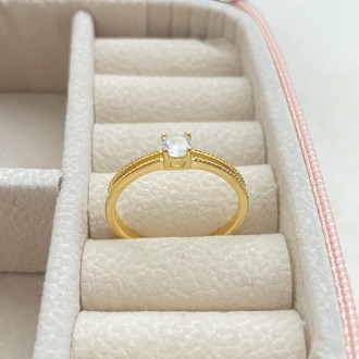 Detalhes do produto Anel solitário cravejado com zircônias, banhado a ouro 18K