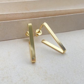 Detalhes do produto Brinco argola em formato triangular, banhada a ouro 18k