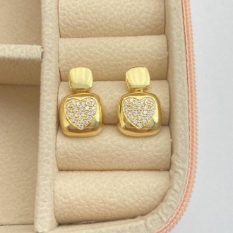 Detalhes do produto Brinco com coração cravejado com zircônias, banhado a ouro 18K