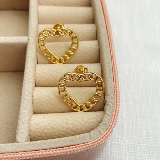 Detalhes do produto Brinco elos corrente formato coração, banhado a ouro 18k