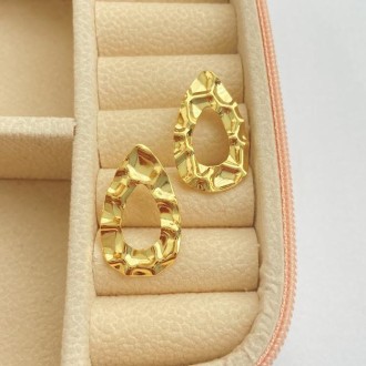 Detalhes do produto Brinco gota vazada com bordas detalhadas, banhado a ouro 18K