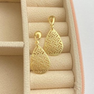 Detalhes do produto Brinco Médio gota detalhada, banhado a ouro 18K