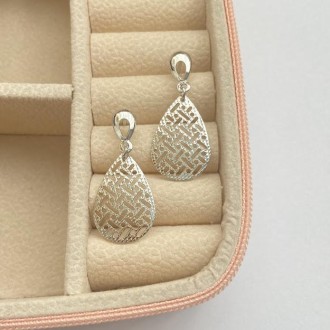 Detalhes do produto Brinco Médio gota detalhada, banhado a rhodium branco