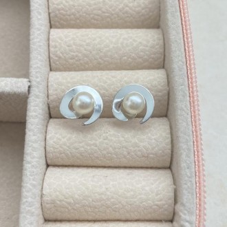 Detalhes do produto Brinco volta com pérola, banhado a rhodium branco