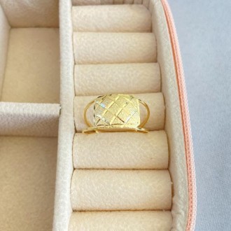 Detalhes do produto Anel retangular trabalhada, banhado a ouro 18k