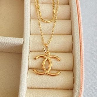 Detalhes do produto Gargantilha dupla pingente Chanel, banhada a ouro 18K