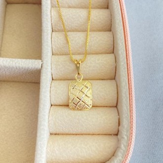 Detalhes do produto Gargantilha retangular trabalhada, banhado a ouro 18k