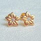 Brinco flor cravejado com zircônia, folheado a ouro